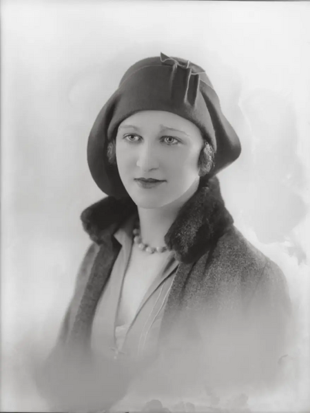 File:Actress Gilly Flower.webp