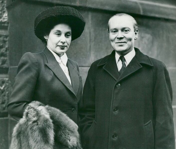 File:Roy Speer & his wife at the Old Bailey.jpg